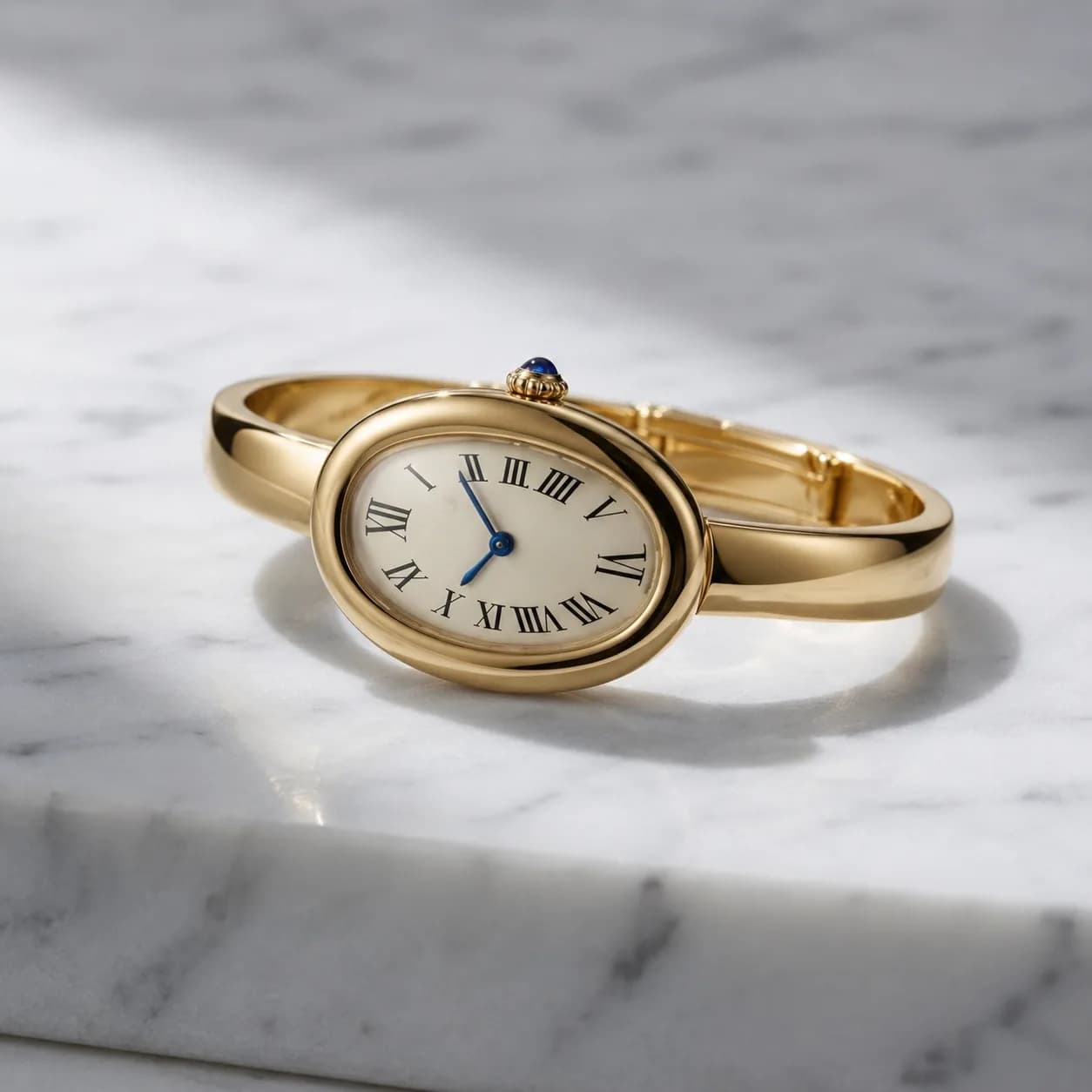 Cartier Baignoire Mini WGBA0044 מונח על משטח שיש בהיר