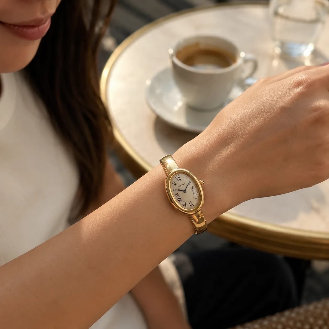 Cartier Baignoire Mini WGBA0044 על פרק היד בבית קפה